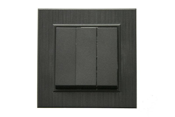 Выключатель 3-клав. 1 вход 3 выхода Karea LINE STAR дым. металлик Makel 86050091