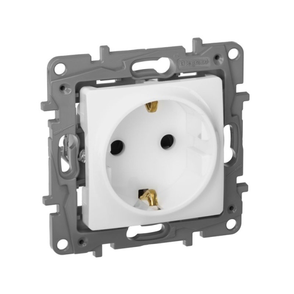 Розетка 1-м СП Etika 16А IP31 250В 2P+E с заземл. защ. шторки немецк. стандарт винтов. клеммы механизм бел. IEK 672222