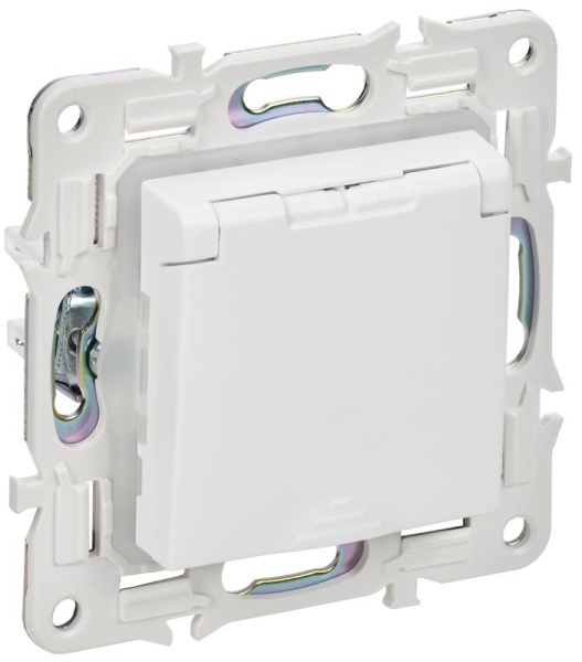 Розетка 1-м SKANDY 16А IP44 с заземл. защ. шторки с крышкой SK-R11W арктич. бел. IEK SK-R16-16-44-K01